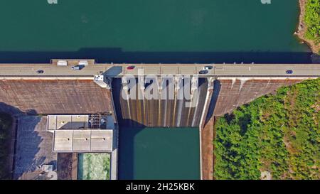 Vista panoramica della diga Greers Ferry che genera elettricità in un pomeriggio soleggiato, estate del 2021 vicino a Heber Springs, Arkansas. Foto Stock