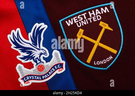 Primo piano di Crystal Palace e West Ham United club crest. Foto Stock