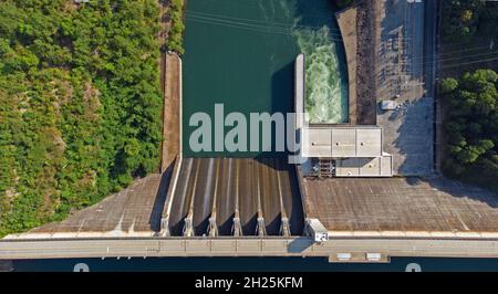 Vista panoramica della diga Greers Ferry che genera elettricità in un pomeriggio soleggiato, estate del 2021 vicino a Heber Springs, Arkansas. Foto Stock