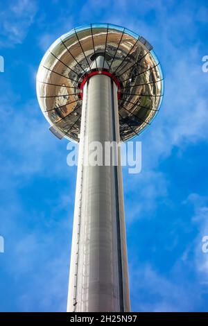 Vista sulla torre panoramica della British Airways i360 da sotto il lungomare di Brighton Foto Stock