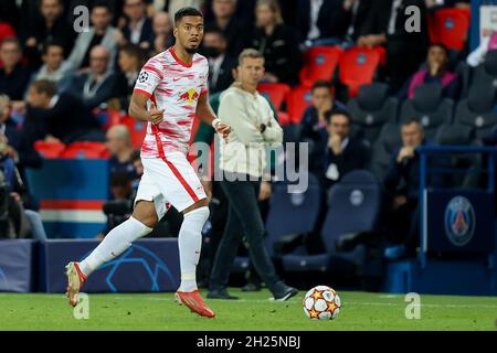 PARIGI, FRANCIA - OTTOBRE 19: Benjamin Henrichs durante il Gruppo A - UEFA Champions League partita tra Paris Saint-Germain e RB Leipzig al Parc des Princes il 19 Ottobre 2021 a Parigi, Francia (Foto di Herman Dingler/Orange Pictures) Foto Stock