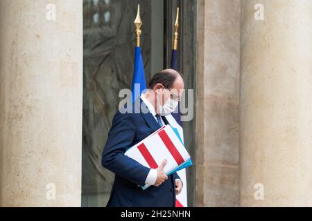 Parigi, Francia. 20 Ott 2021. Il primo ministro francese Jean Castex parte dopo la riunione settimanale del gabinetto presso l'Elysee Palace di Parigi, il 20 ottobre 2021. Photo by Julie Sebadeselha/ABACAPRESS.COM Credit: Abaca Press/Alamy Live News Foto Stock