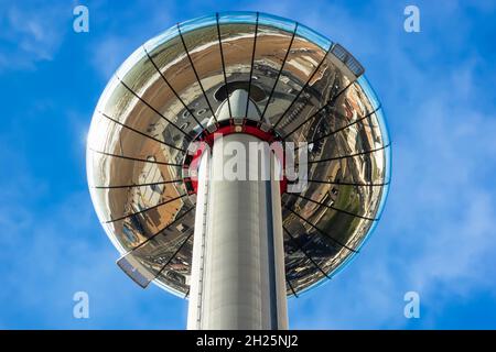 Primo piano della vista della British Airways i360 Viewing Tower da sotto il lungomare di Brighton Foto Stock