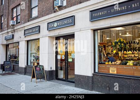 New York, NY, USA - 20 ottobre 2021: Elm Drugs, un popolare negozio di droga che serve l'area di Greenwich Village Foto Stock