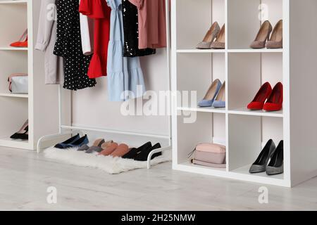 Interno cabina armadio con scaffale per scarpe e accessori Foto stock -  Alamy