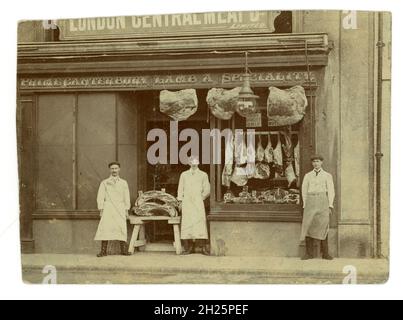 Cartolina originale vittoriana o edoardiana del negozio di fronte a un macellaio, enormi lastre di carne - manzo e agnello in mostra. Negozio vittoriano. Il proprietario o il manager si trova con i suoi giovani assistenti, apprendisti all'esterno, i cartelli "London Central Meat Company", "Canterbury Lamb A Speciality". Fotografo: Thomas Bolton, Market Place, Ely, Cambridgeshire, Regno Unito circa 1901-1904 Foto Stock