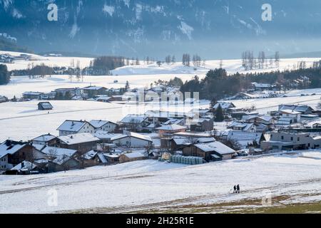 Passeggiate nel paesaggio invernale coperto di neve fredda nel villaggio di montagna Wildermieming, Tirolo, Austria Foto Stock