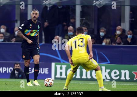 Aleksandar Kolarov del FC Internazionale controlla la palla durante la partita UEFA Champions League Group D tra FC Internazionale e FC Sheriff. Foto Stock