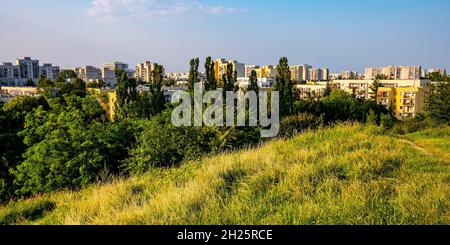 Varsavia, Polonia - 24 luglio 2021: Vista panoramica del distretto di Kabaty e Ursynow con intense aree residenziali nei pressi della foresta di Las Kabacki Foto Stock