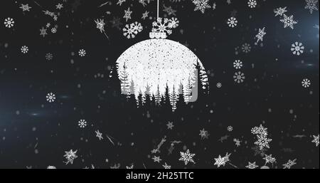 Immagine del bauble su neve che cade su sfondo nero Foto Stock