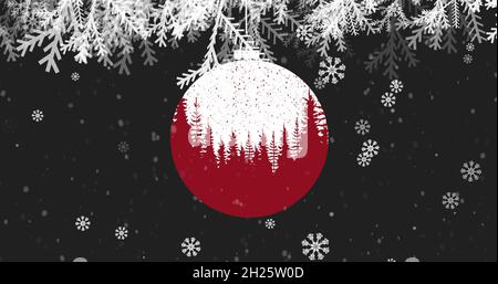 Immagine di abete e bauble su neve che cade su sfondo nero Foto Stock