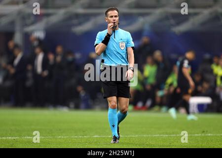 L'arbitro ufficiale , Danny Makkelie, si occupa della partita UEFA Champions League Group D tra FC Internazionale e FC Sheriff. Foto Stock