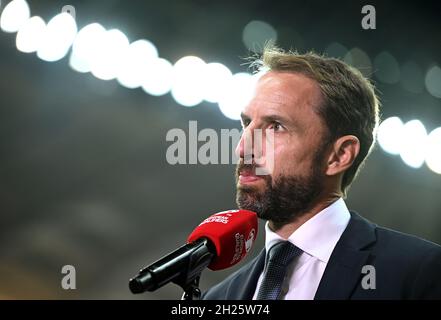 Foto del file datata 08-09-2021 del manager inglese Gareth Southgate parla ai media in vista della partita di qualificazione della Coppa del mondo FIFA 2022 al PGE Narodowy Stadium di Varsavia. Il direttore inglese Gareth Southgate tornerà al suo club di fidanzata per aprire il sito dell'Accademia risviluppata di Crystal Palace il 28 ottobre. Data di emissione: Mercoledì 20 ottobre 2021. Foto Stock