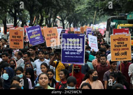 Dhaka, Bangladesh. 19 Ott 2021. Bangladesh Awami League (partito politico in Bangladesh) ha organizzato un “Rally per la pace e l’armonia” da Bangabandhu Avenue al Minar Shaheed centrale per protestare contro gli attacchi ai templi e ai luoghi della puja in diverse parti del paese. Il 19 ottobre 2021 a Dhaka, Bangladesh. Credit: Sipa USA/Alamy Live News Foto Stock