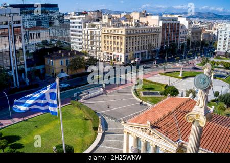 Vista aerea di Atene. Bandiera greca e la statua di Atena nell'accademia di Atene Foto Stock