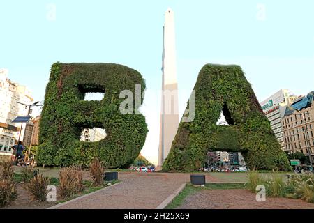 Splendido giardino verticale B. A. con il monumento storico nazionale Obelisco sullo sfondo, Buenos Aires, Argentina Foto Stock
