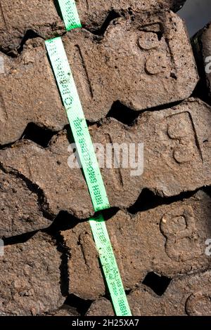 Bricchetti di torba di Bord na Móna in vendita ad Ardara, Contea di Donegal, Irlanda. Carburante domestico tradizionale in Eire. Foto Stock