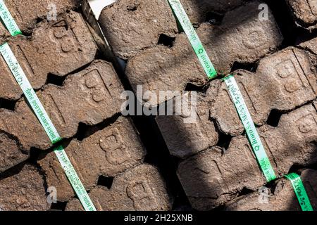 Bricchetti di torba di Bord na Móna in vendita ad Ardara, Contea di Donegal, Irlanda. Carburante domestico tradizionale in Eire. Foto Stock