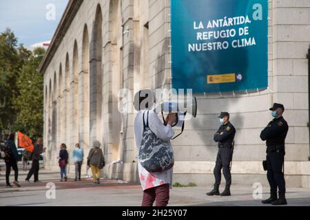 Madrid, Spagna. 20 Ott 2021. A Madrid, in Spagna, il 20 ottobre 2021 manifestanti del movimento della ribellione di estinzione (XR) protestano contro il cambiamento climatico al di fuori delle porte del Ministero della transizione ecologica. (Foto di Fer Capdepon Arroyo/Pacific Press/Sipa USA) Credit: Sipa USA/Alamy Live News Foto Stock