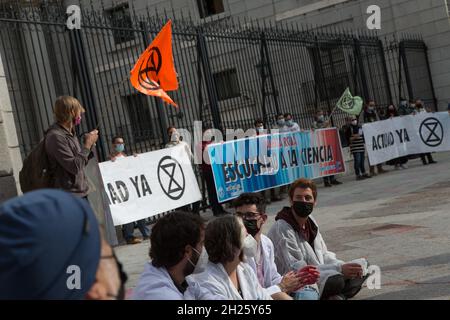 Madrid, Spagna. 20 Ott 2021. A Madrid, in Spagna, il 20 ottobre 2021 manifestanti del movimento della ribellione di estinzione (XR) protestano contro il cambiamento climatico al di fuori delle porte del Ministero della transizione ecologica. (Foto di Fer Capdepon Arroyo/Pacific Press/Sipa USA) Credit: Sipa USA/Alamy Live News Foto Stock