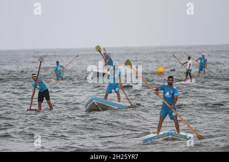 Gaza. 20 Ott 2021. I palestinesi gareggiano durante il primo campionato di sport acquatici (canottaggio) nella striscia di Gaza organizzato dalla Federazione Palestine Sailing and Rowing sulla spiaggia di Gaza City, il 20 ottobre 2021. Credit: Rizek Abdeljawad/Xinhua/Alamy Live News Foto Stock