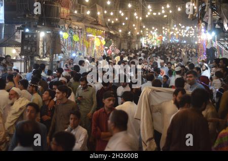 Peshawar, Pakistan. 19 Ott 2021. (10/19/2021) la gente affolla in un'area di mercato per Mawlid al-Nabi, anniversario di nascita dell'amato profeta Muhammad a Peshawar. Mawlid al-Nabi è celebrato dai musulmani ogni anno il 12 del Rabi-ul-Awal, il terzo mese del Calendario Islamico. (Foto di Hussain Ali/Pacific Press/Sipa USA) Credit: Sipa USA/Alamy Live News Foto Stock