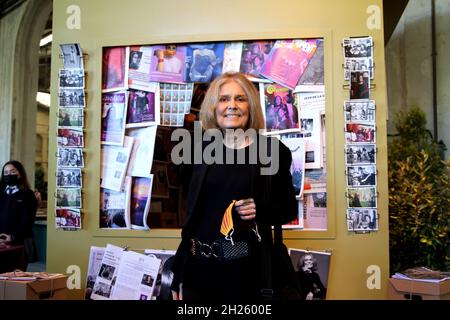 Spagna. 19 Ott 2021. (10/19/2021) Gloria Steinmen Visita Steinem Space. Area dedicata alla revisione di alcune pietre miliari e figure chiave nella storia del movimento femminista della carriera biografica e professionale di Gloria Steinem. Magazzino magazzino magazzino anteroom.Eventi culturali organizzati dalla Fondazione Principessa delle Asturie, compresi gli incontri con i vincitori.Jose de Andres, Gloria Steinmen e Marina Abramovic (Foto di Mercedes Menendez/Pacific Press/Sipa USA) Credit: Sipa USA/Alamy Live News Foto Stock