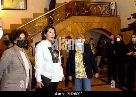 Spagna. 19 Ott 2021. (10/19/2021) incontro di Marina Abramovic con il pubblico. Il vincitore avrà una conversazione con María de Corral, curatore, critico d'arte e membro della giuria per il Premio 2021 per le Arti della Principessa delle Asturie, sulla sua carriera professionale, le chiavi del suo lavoro artistico (Foto di Mercedes Menendez/Pacific Press/Sipa USA) Credit: Sipa USA/Alamy Live News Foto Stock