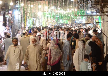 Peshawar, Pakistan. 19 Ott 2021. (10/19/2021) la gente affolla in un'area di mercato per Mawlid al-Nabi, anniversario di nascita dell'amato profeta Muhammad a Peshawar. Mawlid al-Nabi è celebrato dai musulmani ogni anno il 12 del Rabi-ul-Awal, il terzo mese del Calendario Islamico. (Foto di Hussain Ali/Pacific Press/Sipa USA) Credit: Sipa USA/Alamy Live News Foto Stock