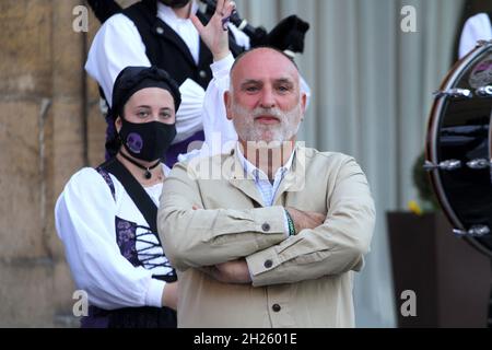 Spagna. 19 Ott 2021. (10/19/2021) José Andrés visita la Vega Arms Factorylo chef, insignito del Premio Principessa di Concord, ha avuto un incontro con gli studenti che hanno disegnato immagini del suo lavoro umanitario.Eventi culturali organizzati dalla Fondazione Principessa delle Asturie, compresi incontri con i vincitori. (Foto di Mercedes Menendez/Pacific Press/Sipa USA) Credit: Sipa USA/Alamy Live News Foto Stock