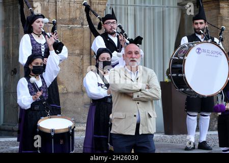 Spagna. 19 Ott 2021. (10/19/2021) José Andrés visita la Vega Arms Factorylo chef, insignito del Premio Principessa di Concord, ha avuto un incontro con gli studenti che hanno disegnato immagini del suo lavoro umanitario.Eventi culturali organizzati dalla Fondazione Principessa delle Asturie, compresi incontri con i vincitori. (Foto di Mercedes Menendez/Pacific Press/Sipa USA) Credit: Sipa USA/Alamy Live News Foto Stock