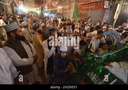 Peshawar, Pakistan. 19 Ott 2021. (10/19/2021) la gente affolla in un'area di mercato per Mawlid al-Nabi, anniversario di nascita dell'amato profeta Muhammad a Peshawar. Mawlid al-Nabi è celebrato dai musulmani ogni anno il 12 del Rabi-ul-Awal, il terzo mese del Calendario Islamico. (Foto di Hussain Ali/Pacific Press/Sipa USA) Credit: Sipa USA/Alamy Live News Foto Stock