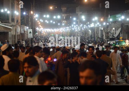 Peshawar, Pakistan. 19 Ott 2021. (10/19/2021) la gente affolla in un'area di mercato per Mawlid al-Nabi, anniversario di nascita dell'amato profeta Muhammad a Peshawar. Mawlid al-Nabi è celebrato dai musulmani ogni anno il 12 del Rabi-ul-Awal, il terzo mese del Calendario Islamico. (Foto di Hussain Ali/Pacific Press/Sipa USA) Credit: Sipa USA/Alamy Live News Foto Stock