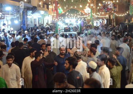 Peshawar, Pakistan. 19 Ott 2021. (10/19/2021) la gente affolla in un'area di mercato per Mawlid al-Nabi, anniversario di nascita dell'amato profeta Muhammad a Peshawar. Mawlid al-Nabi è celebrato dai musulmani ogni anno il 12 del Rabi-ul-Awal, il terzo mese del Calendario Islamico. (Foto di Hussain Ali/Pacific Press/Sipa USA) Credit: Sipa USA/Alamy Live News Foto Stock