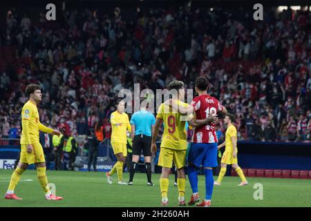 Madrid, Spagna. 19 Ott 2021. (10/19/2021) la fine della partita.più di 55.000 persone viene a vedere la partita tra Atlético de Madrid e Liverpool, Griezmann due volte e Mohamed Salah due volte troppo, fa la maggior parte dei goal, per una partita che il punteggio finale è stato 2 a 3 con la vittoria di Liverpool. (Foto di Jorge Gonzalez/Pacific Press/Sipa USA) Credit: Sipa USA/Alamy Live News Foto Stock