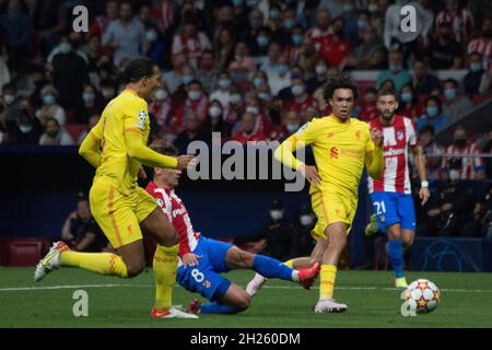 Madrid, Spagna. 19 Ott 2021. (10/19/2021) il secondo obiettivo di Griezmann.più di 55.000 persone viene a vedere la partita tra Atlético de Madrid e Liverpool, Griezmann due volte e Mohamed Salah due volte troppo, fa la maggior parte degli obiettivi, per una partita che il punteggio finale è stato 2 a 3 con la vittoria di Liverpool. (Foto di Jorge Gonzalez/Pacific Press/Sipa USA) Credit: Sipa USA/Alamy Live News Foto Stock