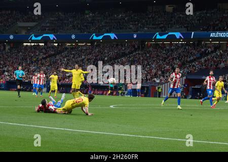 Madrid, Spagna. 19 Ott 2021. (10/19/2021) la penalità su Liverpool.più di 55.000 persone viene a vedere la partita tra Atlético de Madrid e Liverpool, Griezmann due volte e Mohamed Salah due volte troppo, fa la maggior parte degli obiettivi, per una partita che il punteggio finale è stato 2 a 3 con la vittoria di Liverpool. (Foto di Jorge Gonzalez/Pacific Press/Sipa USA) Credit: Sipa USA/Alamy Live News Foto Stock