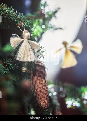 albero di natale con due angeli Foto Stock