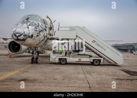 Kiev, Ucraina - 14 novembre 2019: Aereo Embraer-190-E2 nella livrea del leopardo della neve. Airbrushing sul cockpit, livrea - colorazione con l'aereo P4-KHA. Air Astana Kazakhstan. Vola in aeroporto Foto Stock