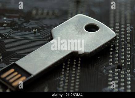 Disco flash a forma di chiave in piedi sulla scheda madre. Concetto di sicurezza informatica su Internet. Foto Stock