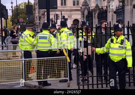 Londra, Regno Unito. 20 Ott 2021. Maggiore presenza della polizia presso le Camere del Parlamento per le domande dei primi Ministri dopo il recente omicidio del deputato David Amess. Credit: JOHNNY ARMSTEAD/Alamy Live News Foto Stock