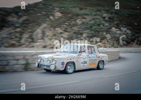Occhiatana, Corsica, Francia - 7 ottobre 2021: Michel Badosa e Christophe Grousset gareggiano nella loro Renault 8 nel Tour de Corse Historique 2021 Foto Stock