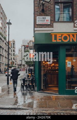 Londra, Regno Unito - 02 ottobre 2021: Ristorante Leon su Broadwick Street, Londra. Leon è una catena di fast food con sede nel Regno Unito, fondata nel 2004 Foto Stock