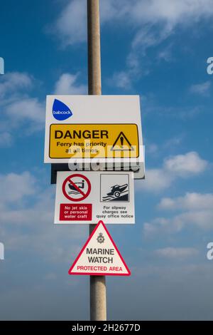 Segnali di pericolo sulla banchina di Orford Ness Suffolk Foto Stock