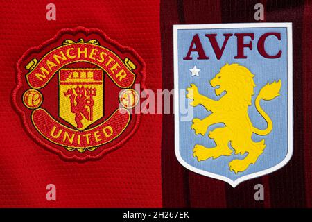 Primo piano di Man United e Aston Villa crest club. Foto Stock