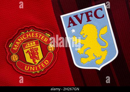 Primo piano di Man United e Aston Villa crest club. Foto Stock