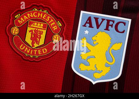 Primo piano di Man United e Aston Villa crest club. Foto Stock