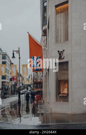 Londra, Regno Unito - 02 ottobre 2021: Louis Vuitton Store su New Bond Street, una delle strade più famose per lo shopping di lusso a Londra, fuoco selettivo. Foto Stock