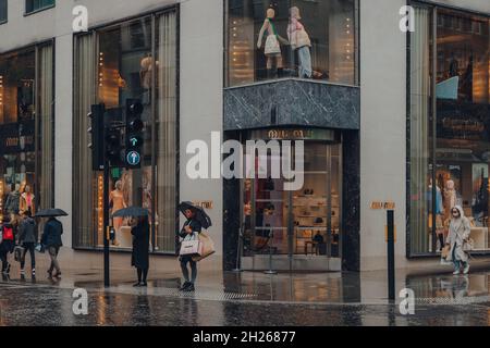 Londra, UK - 02 ottobre 2021: Negozio MIU Miu su Bond Street, una delle strade più famose per lo shopping di lusso a Londra, persone con ombrelloni in fr Foto Stock