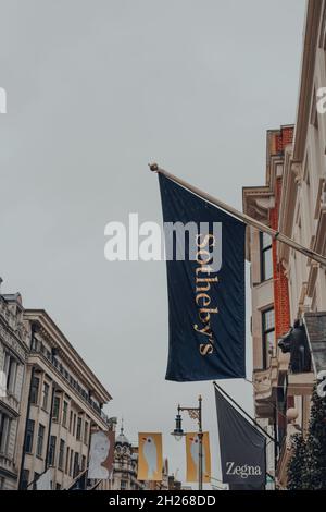 Londra, Regno Unito - 02 ottobre 2021: Bandiera fuori Sotheby's, uno dei più grandi mediatori al mondo di arte fine e decorativa, gioielli e collezionabili, su Foto Stock